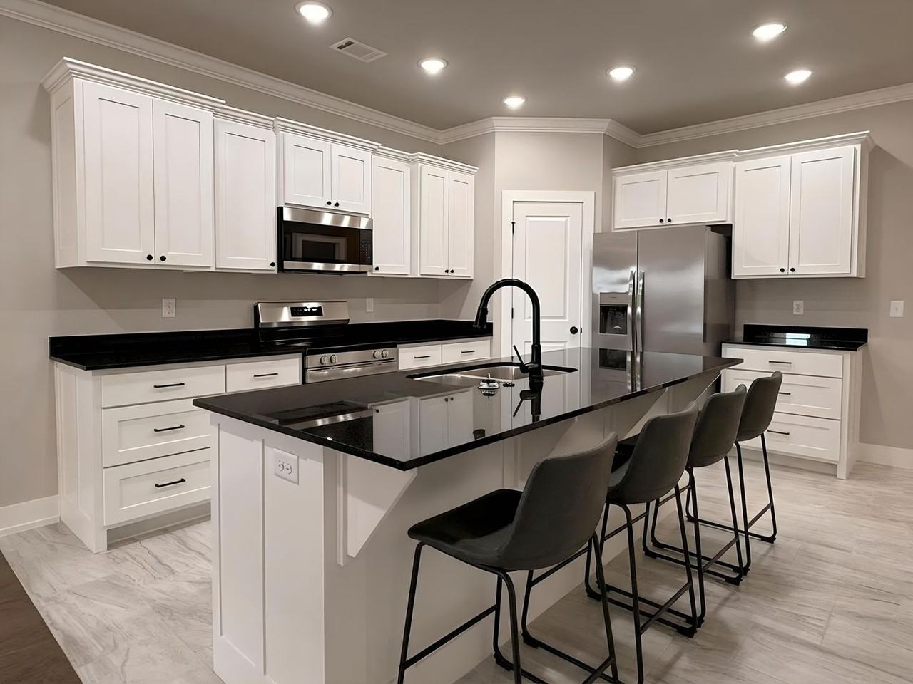 1905 E. Brookview Drive - Photo 2 of 15