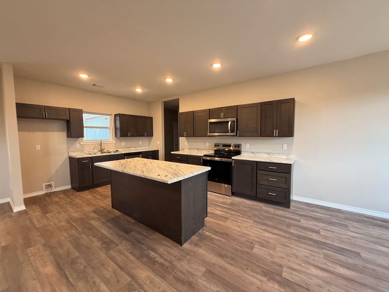 1140 E Gum St - Photo 2 of 19