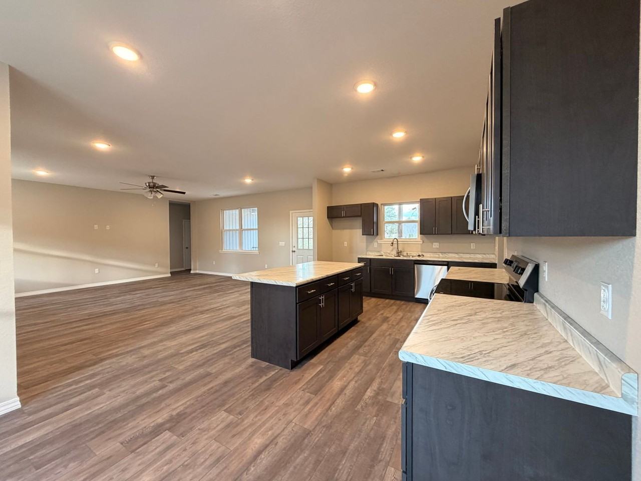 1140 E Gum St - Photo 3 of 19