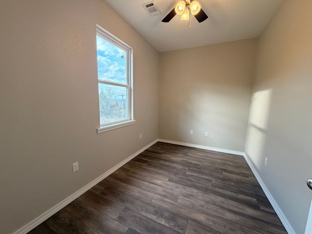 1140 E Gum St - Photo 5 of 19