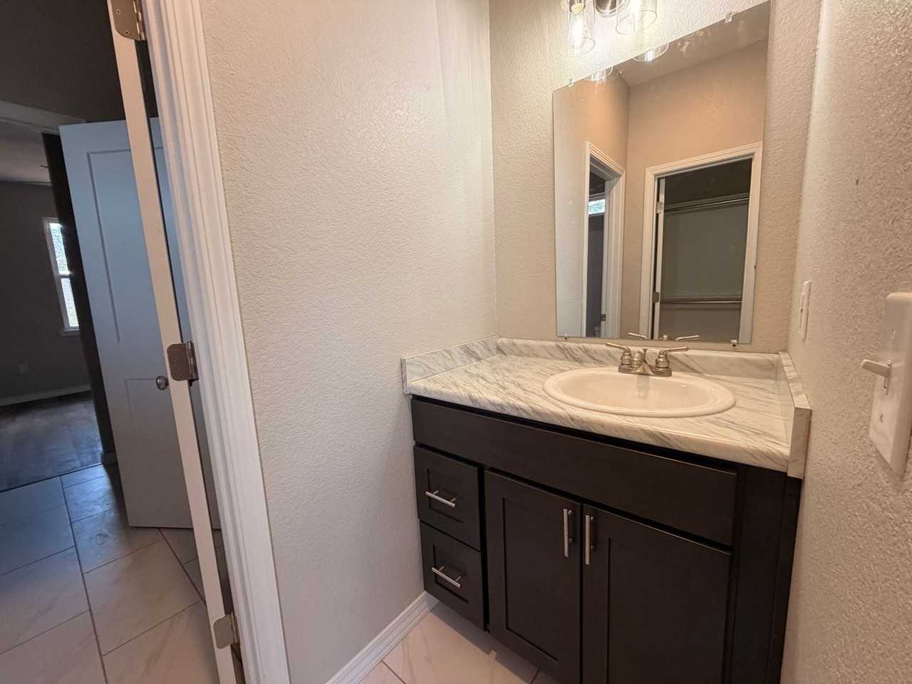 1140 E Gum St - Photo 7 of 19