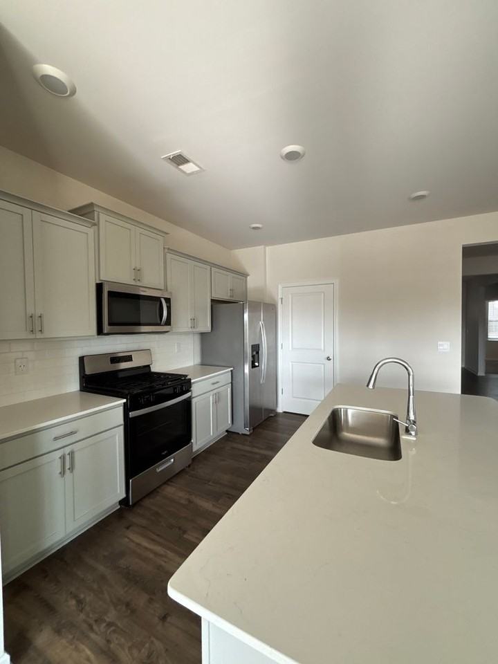 130 Fenwick Dr - Photo 4 of 18