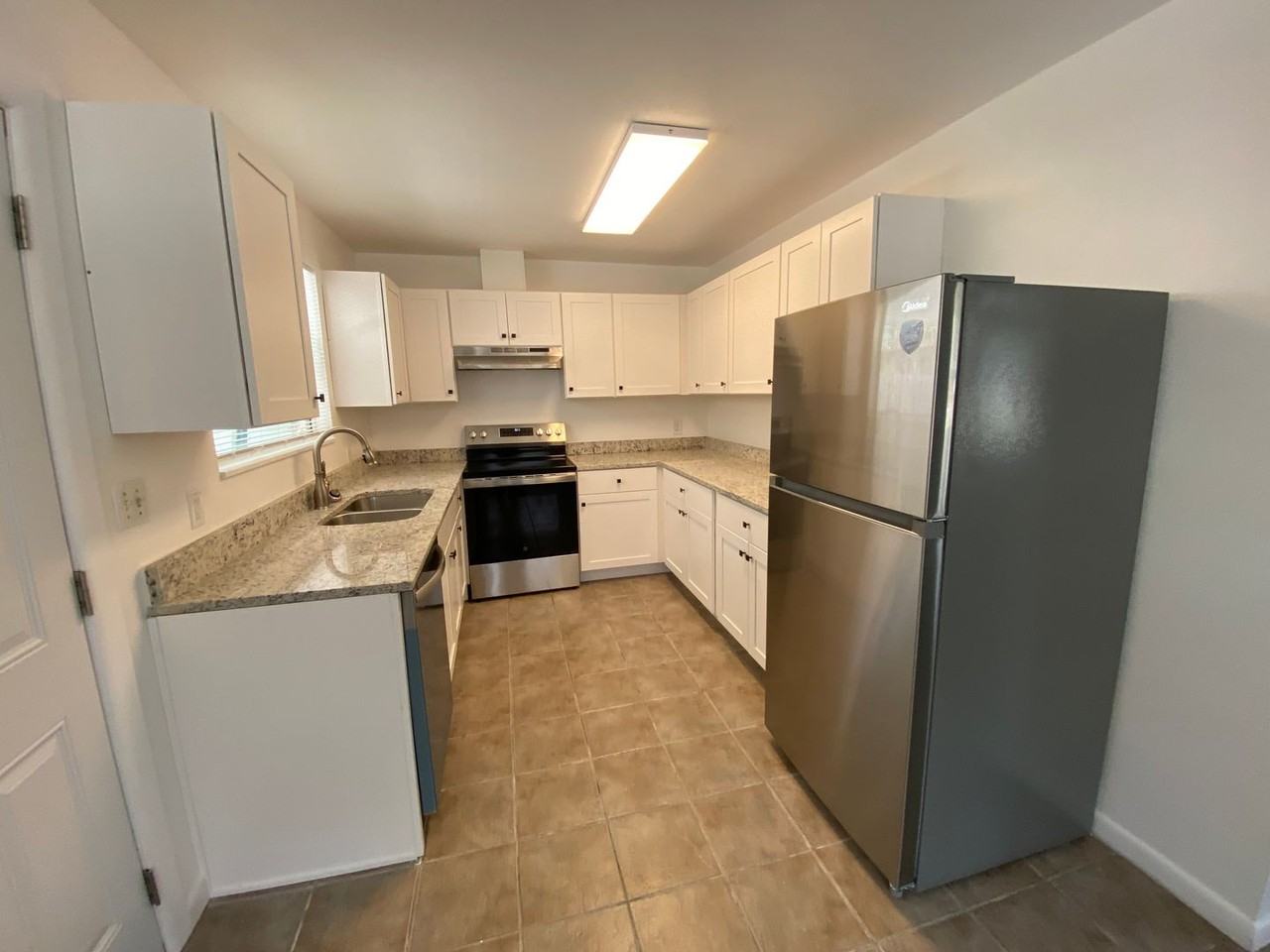 2642 Chester Ave - Photo 3 of 10