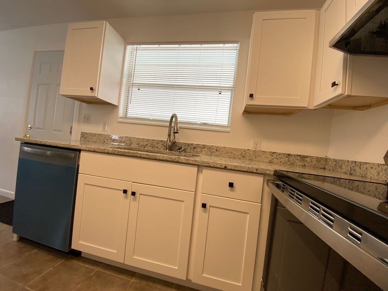 2642 Chester Ave - Photo 4 of 10