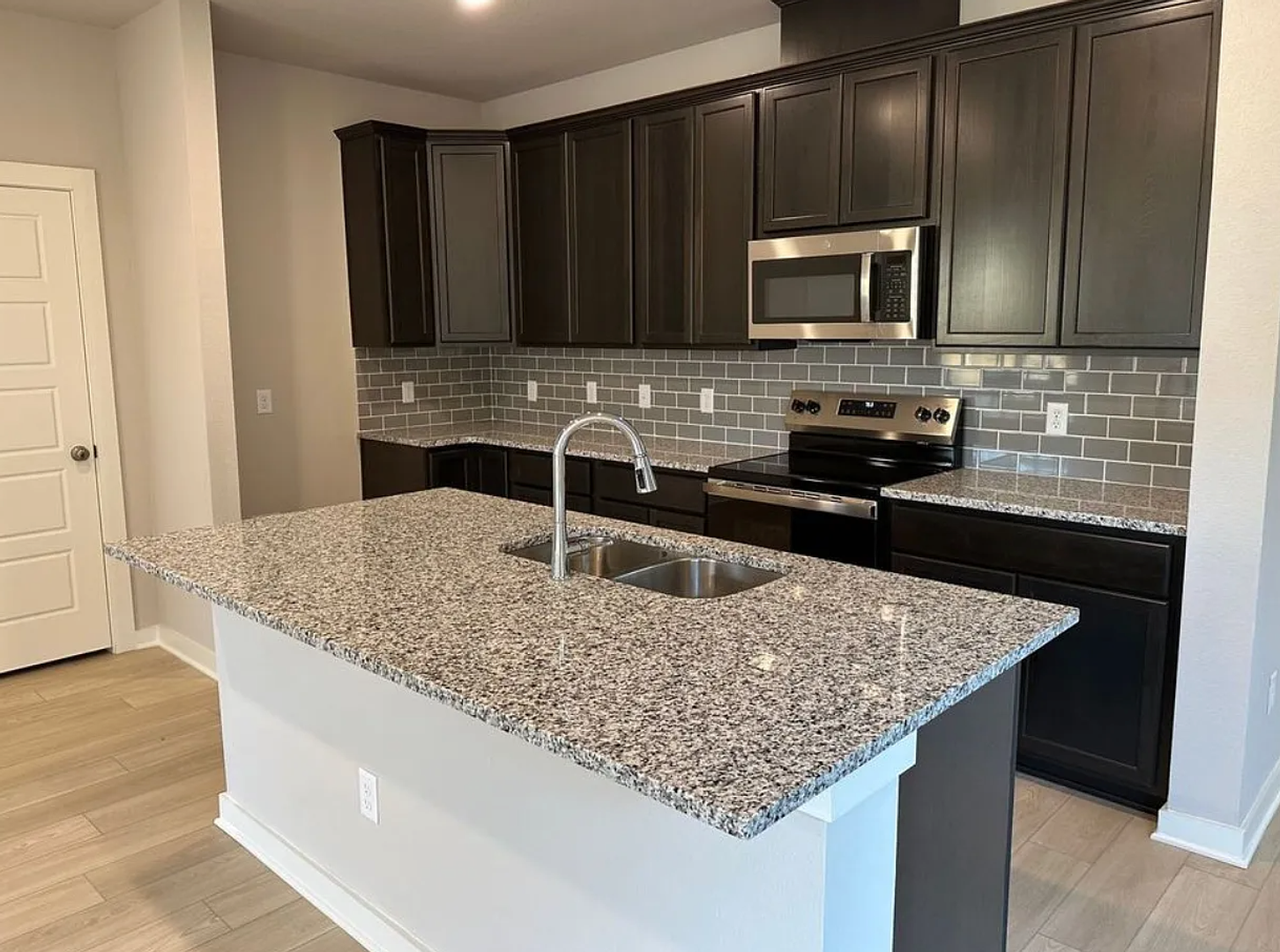 1209 Elise Ave - Photo 4 of 17