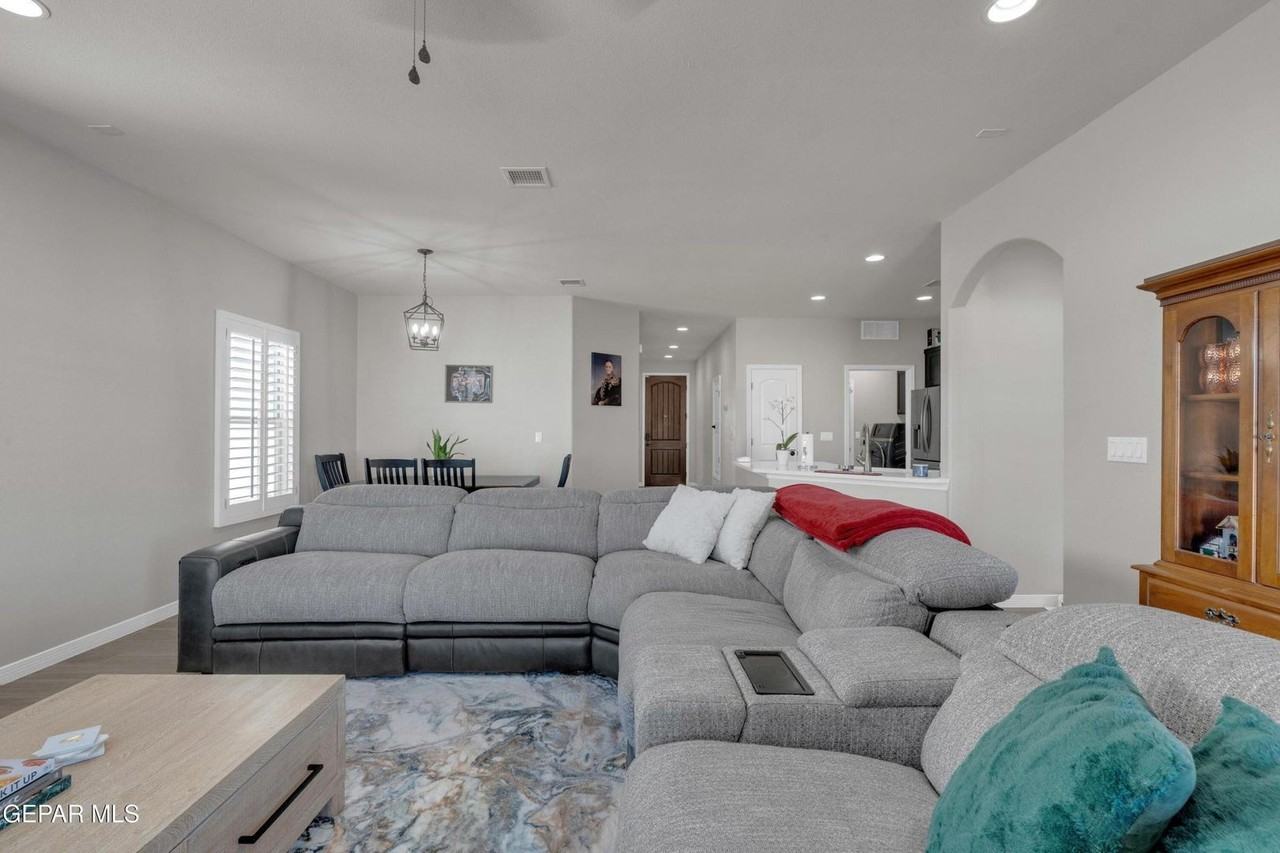 13825 Vicki Brewer Ave - Photo 4 of 35