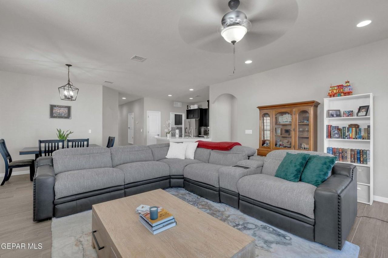 13825 Vicki Brewer Ave - Photo 5 of 35