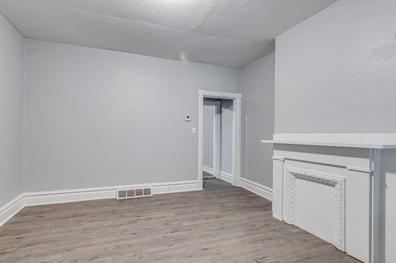 136 Rochelle St - Photo 3 of 11