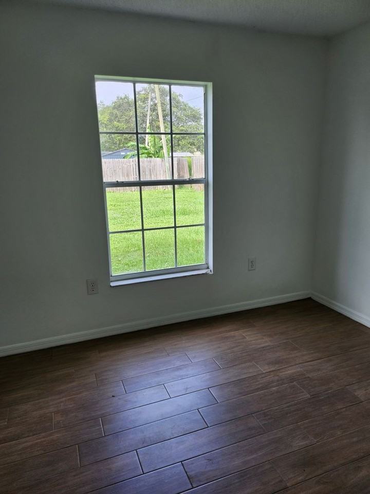 486 Harvey Ave Ne - Photo 3 of 10