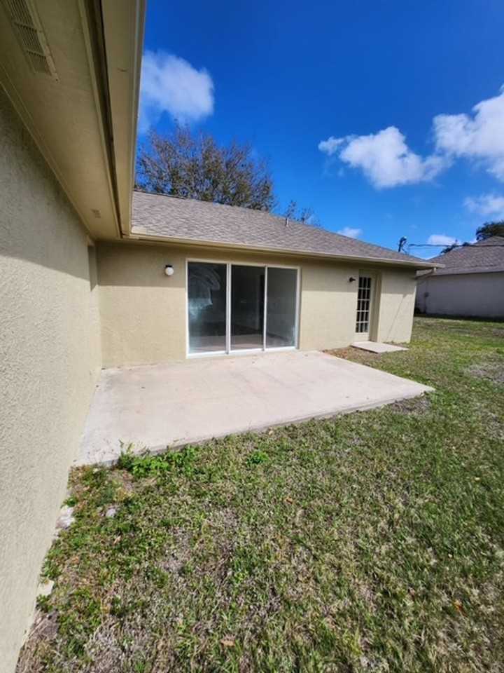 486 Harvey Ave Ne - Photo 7 of 10