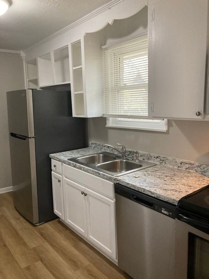 1015 43rd Ave N - Photo 2 of 7