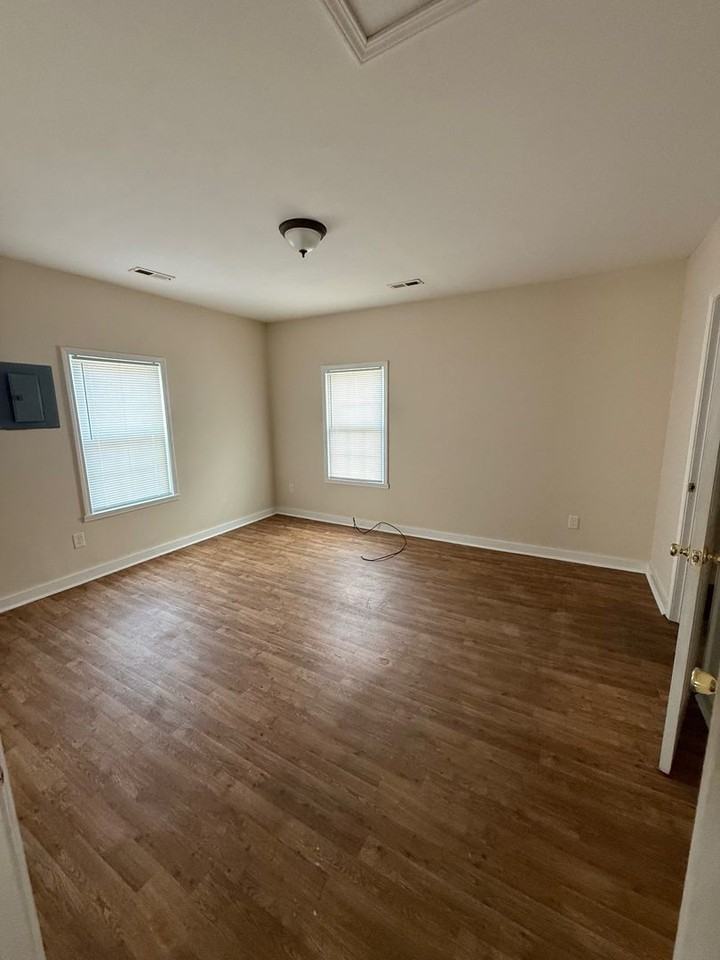 1117 Douglas Ave - Photo 7 of 10