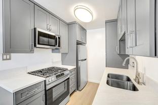 844 5th St, steps to Montana Ave, 5 blocks to the beach! - Photo 1 of 1