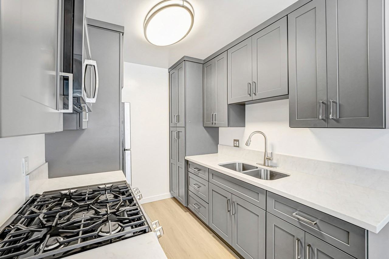 844 5th St, steps to Montana Ave, 5 blocks to the beach! - Photo 2 of 4