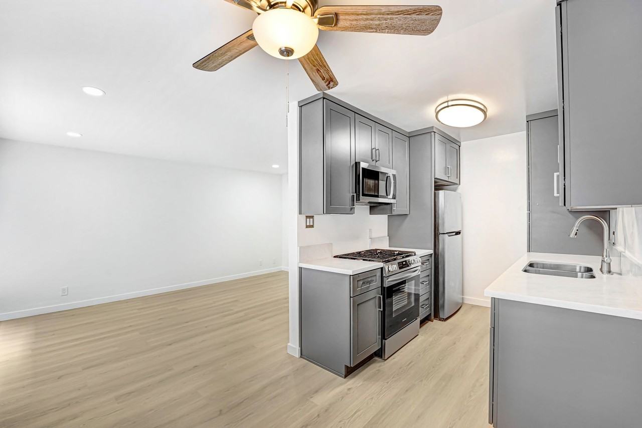 844 5th St, steps to Montana Ave, 5 blocks to the beach! - Photo 3 of 4