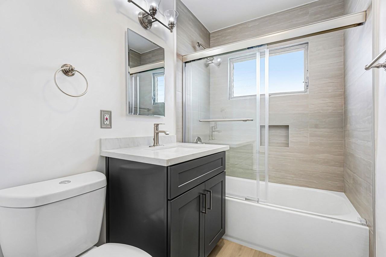 844 5th St, steps to Montana Ave, 5 blocks to the beach! - Photo 4 of 4