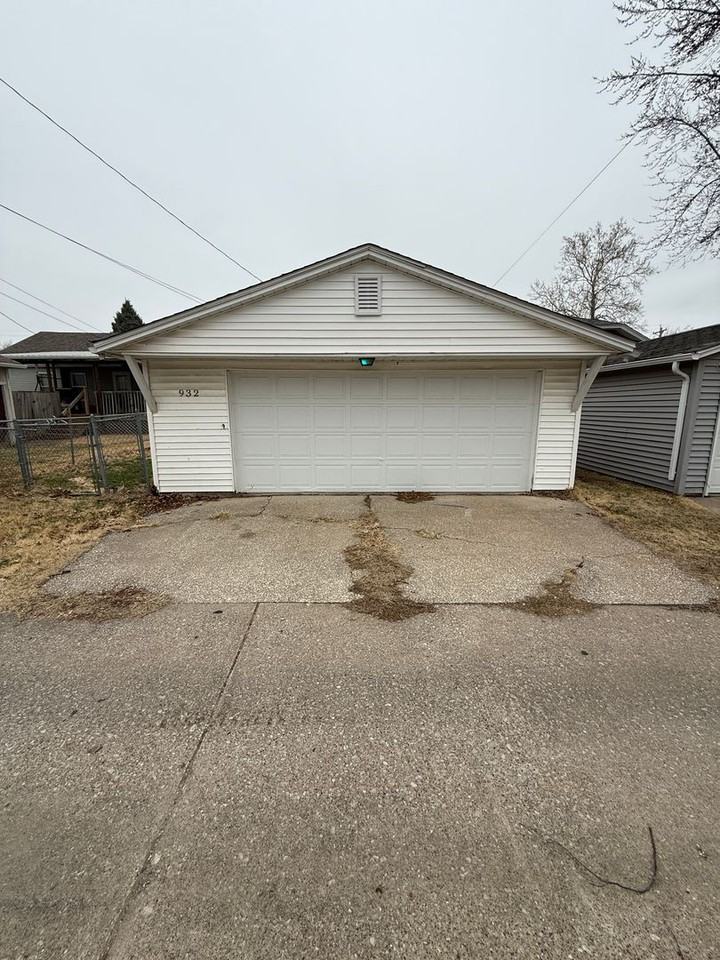 932 42nd Ave - Photo 2 of 20