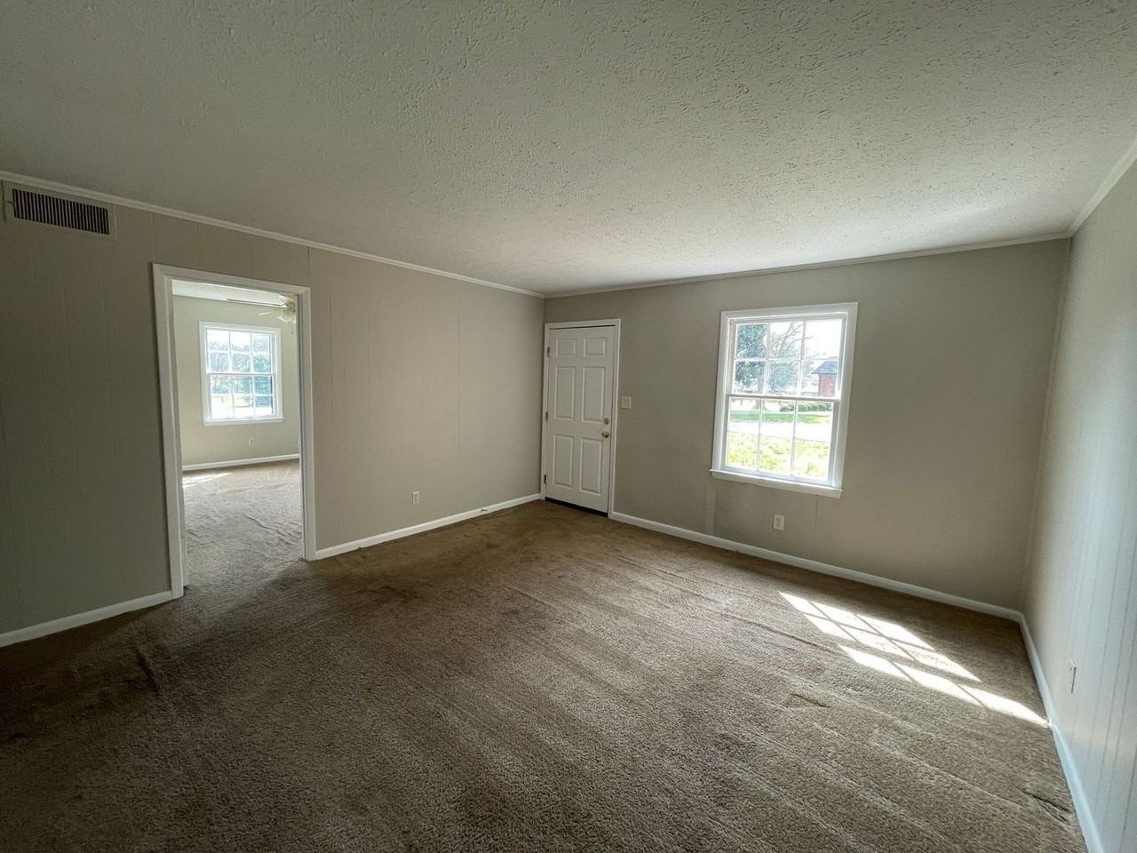 1012 Mark Dr - Photo 2 of 12