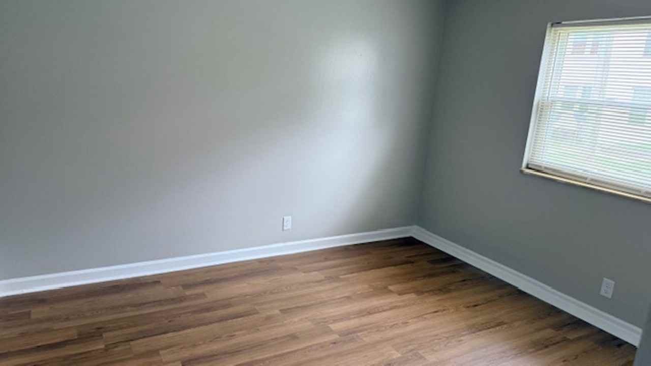 764 Lawrence Ave - Photo 5 of 7