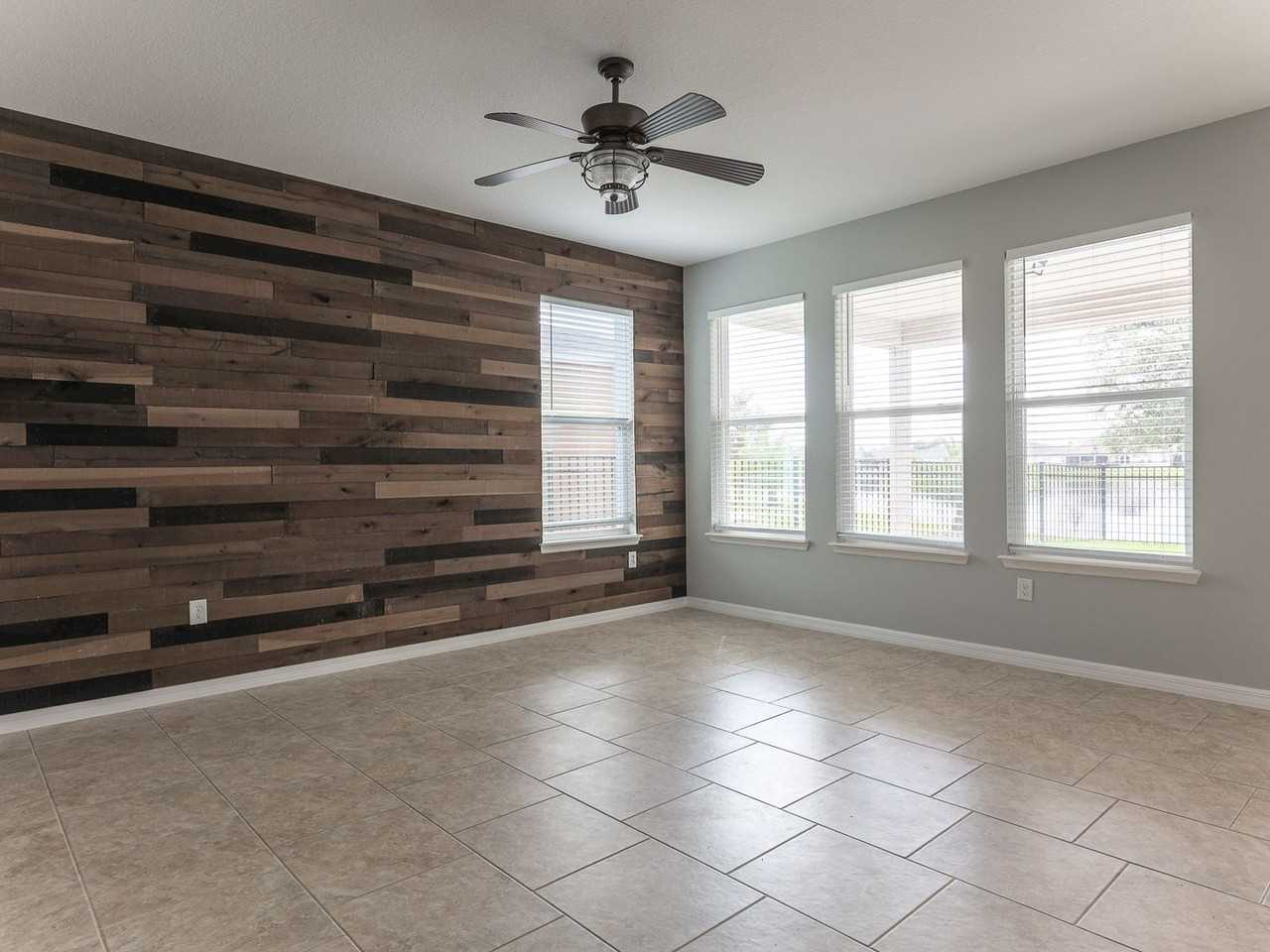 692 E Victoria Trails Blvd - Photo 3 of 50