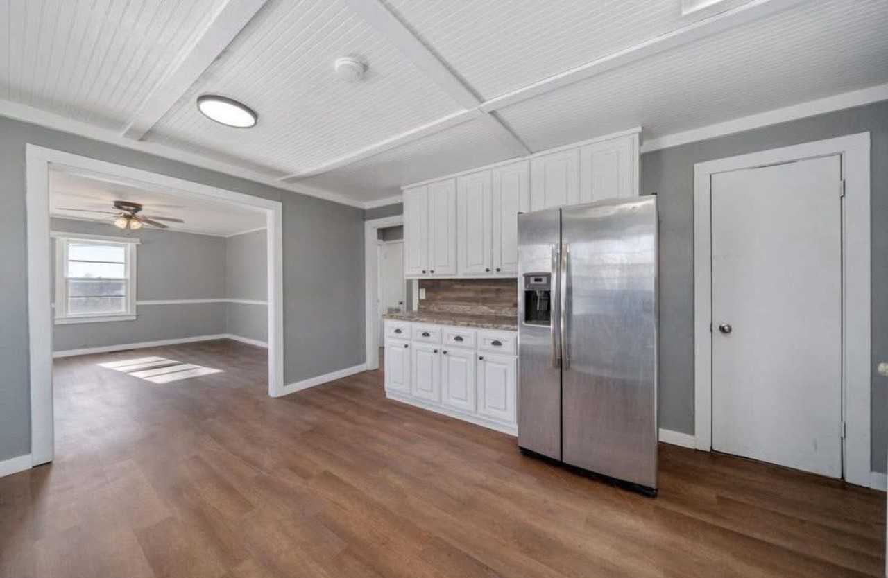 207 Long St - Photo 5 of 9