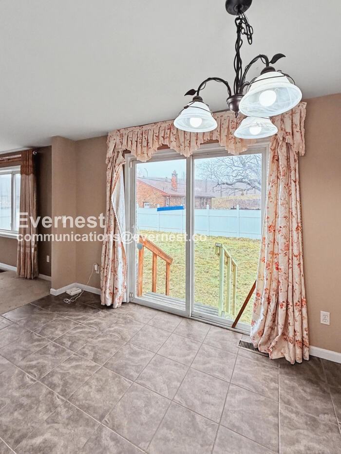 642 Bellaire Ave - Photo 3 of 38