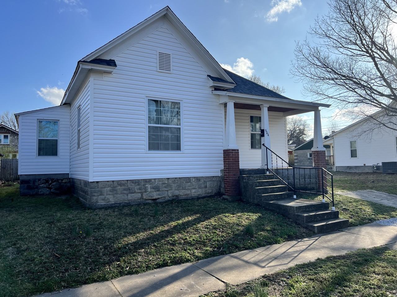 904 W 1st St #NA - Photo 2 of 18