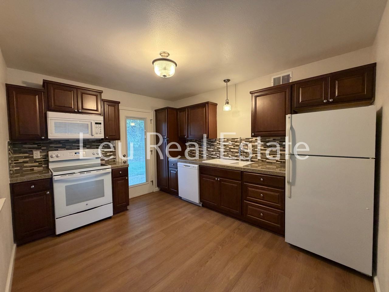 1034 Bridgeview Dr - Photo 3 of 12