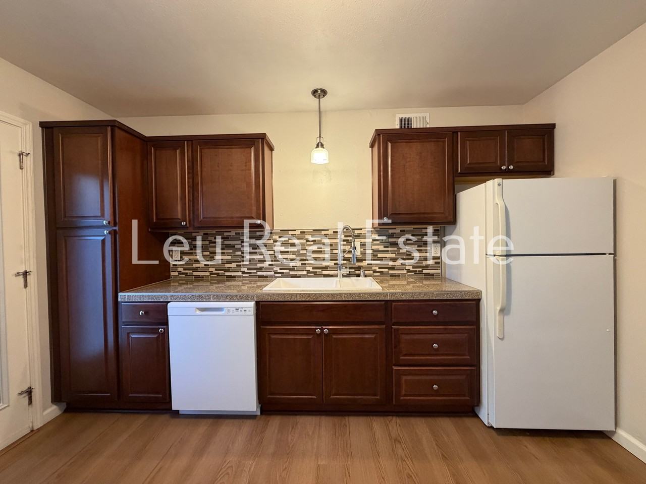 1034 Bridgeview Dr - Photo 4 of 12