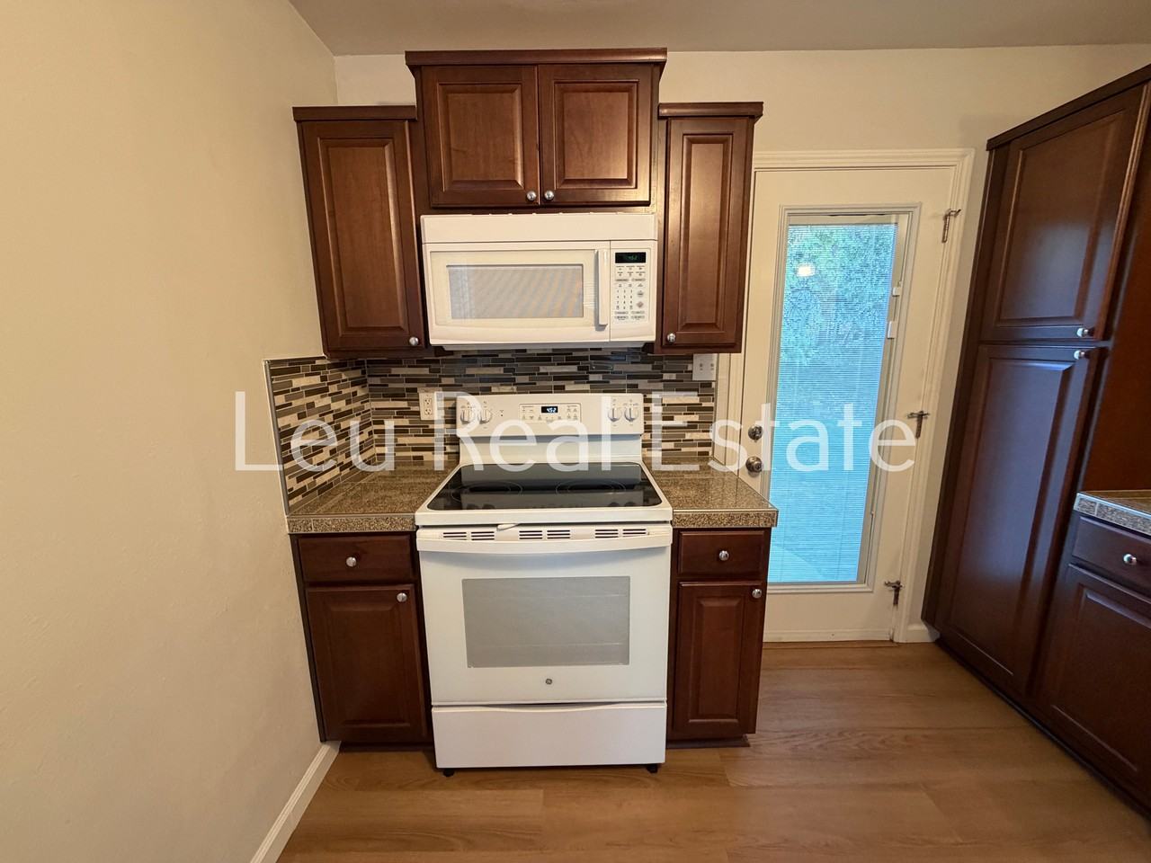 1034 Bridgeview Dr - Photo 5 of 12