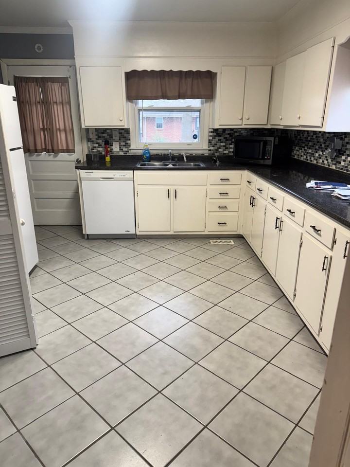 415 Ewing St Nw #NA - Photo 4 of 13