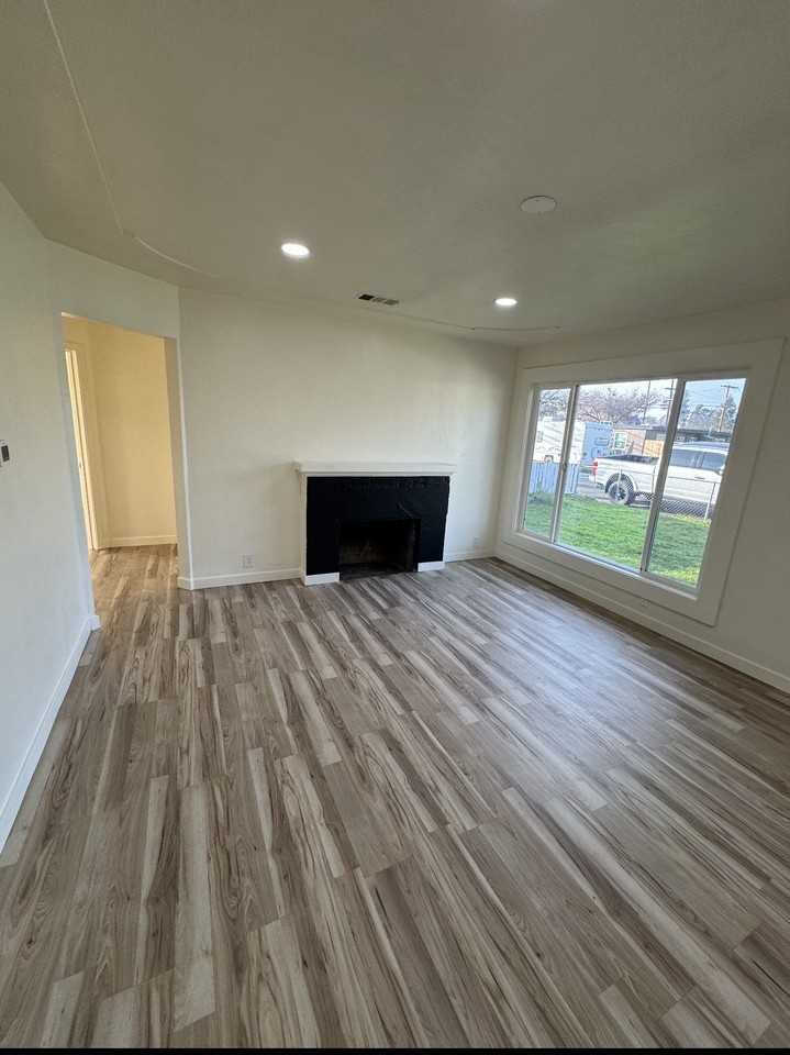 1854 De Ovan Ave #NA - Photo 5 of 5