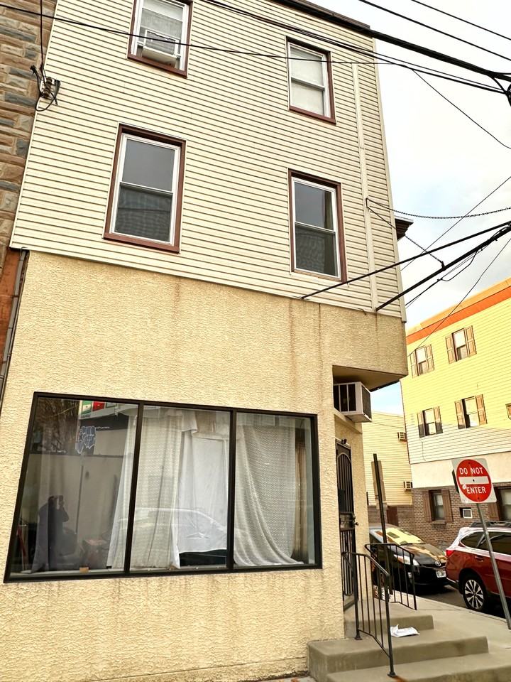 1814 S 13th St #2R - Photo 2 of 34