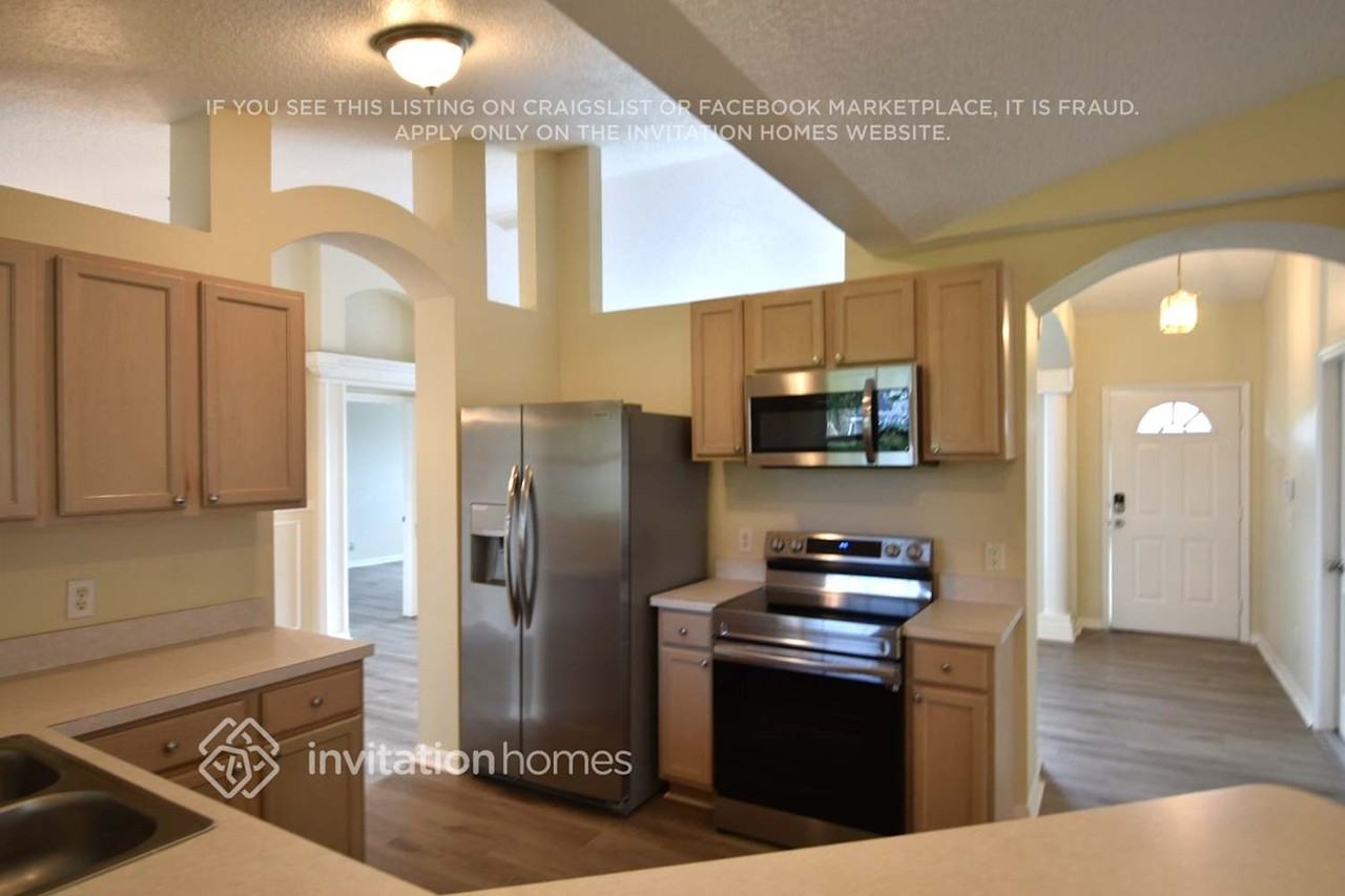 1933 Sw Lennox St - Photo 5 of 16