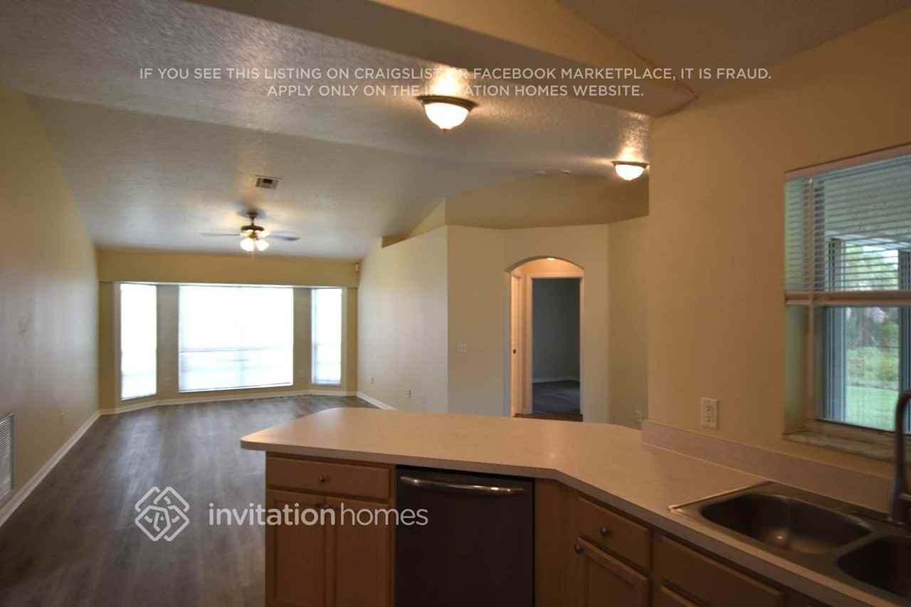 1933 Sw Lennox St - Photo 6 of 16