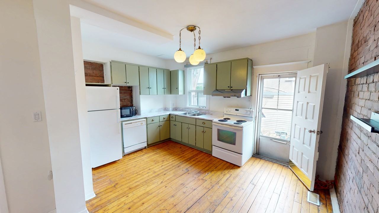 QUEEN ST W & BATHURST ST - Photo 2 of 14