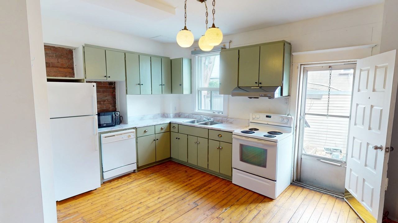 QUEEN ST W & BATHURST ST - Photo 3 of 14