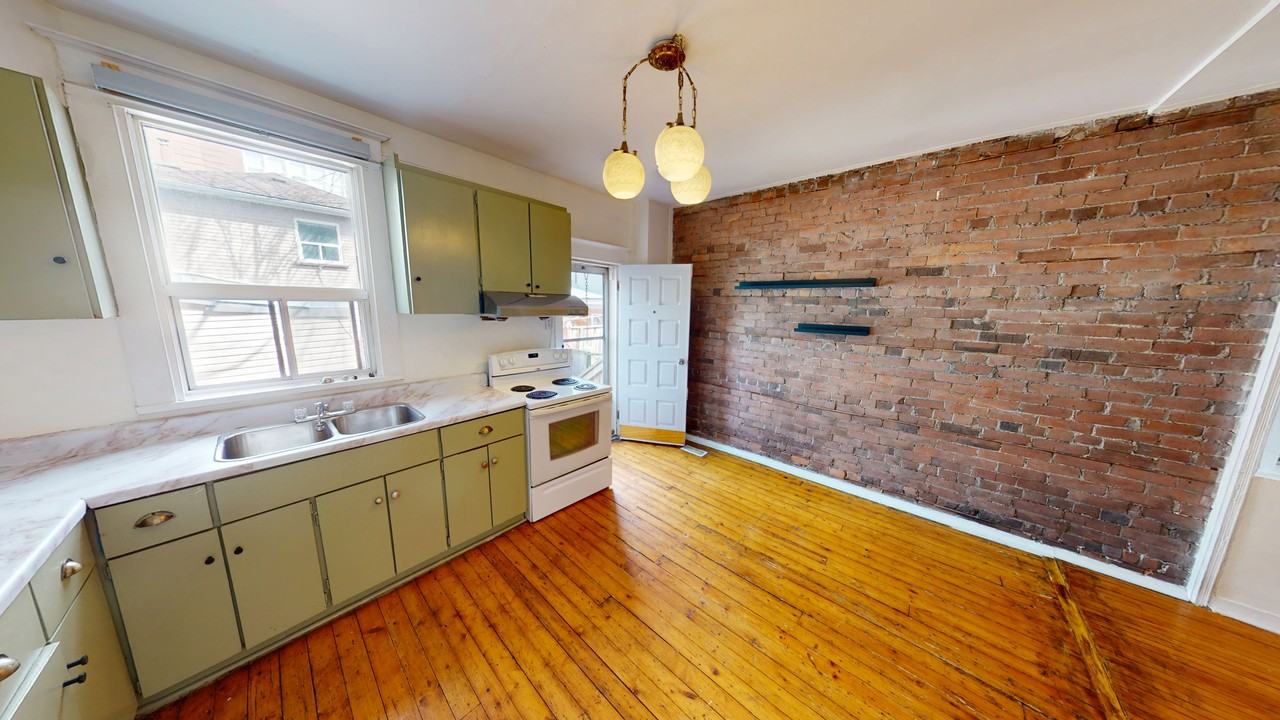 QUEEN ST W & BATHURST ST - Photo 4 of 14