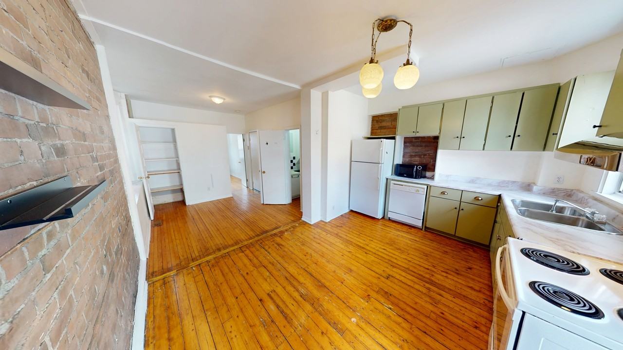 QUEEN ST W & BATHURST ST - Photo 6 of 14