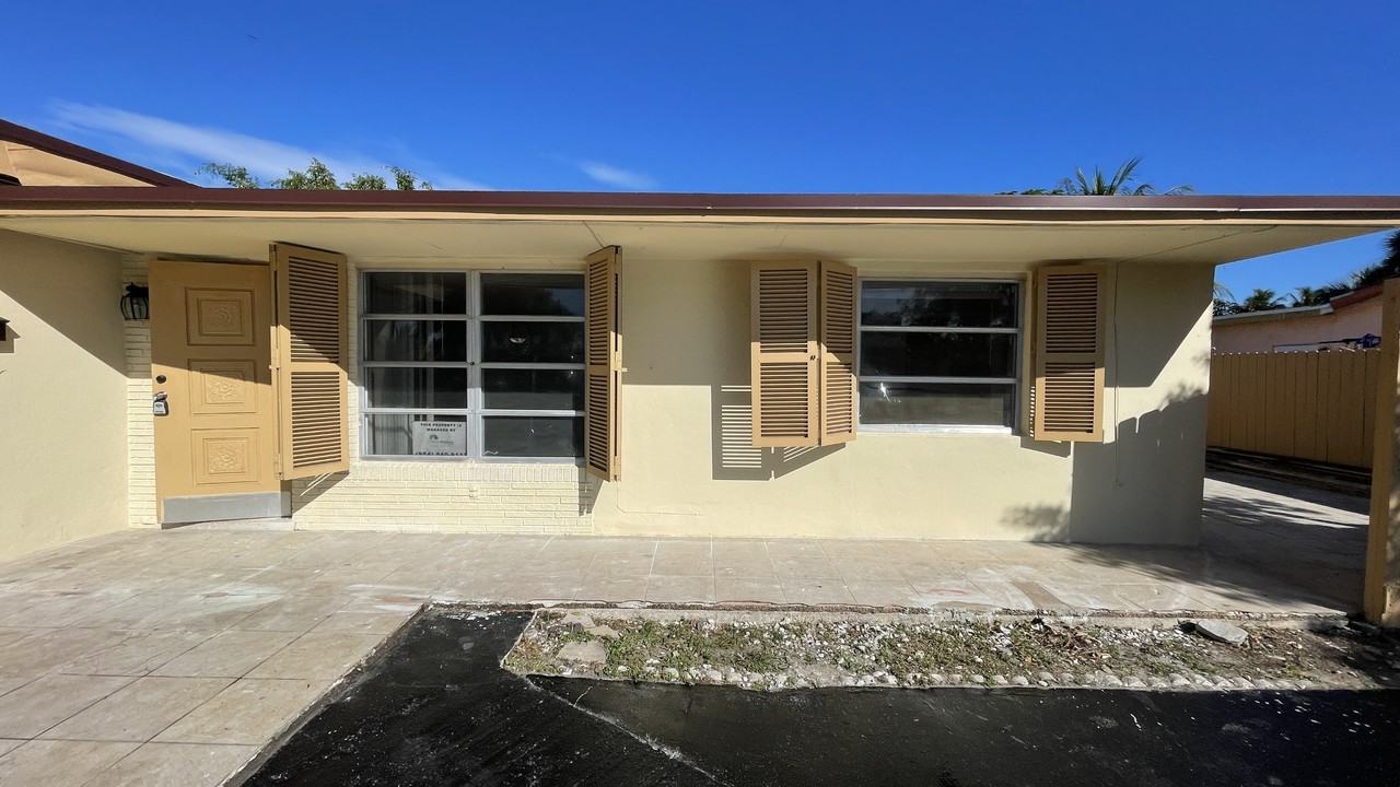 621 Nw 38th Pl #601 - Photo 2 of 50