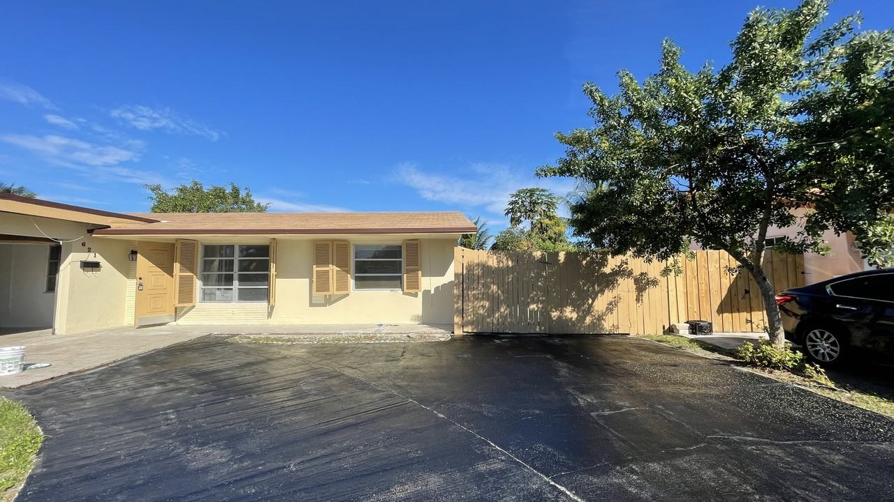 621 Nw 38th Pl #601 - Photo 3 of 50