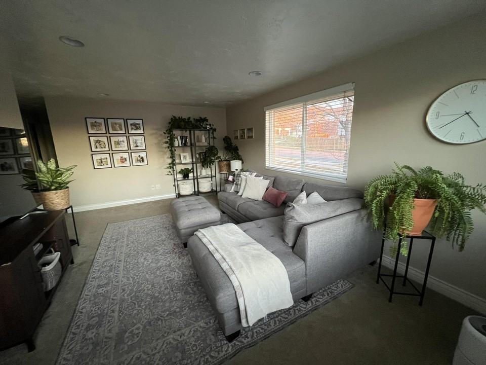 542 W 3200 S #2 - Photo 4 of 10