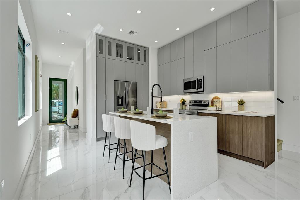 606 Sw 7th Ave #1 - Photo 2 of 5