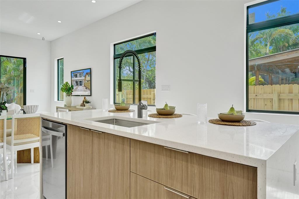 606 Sw 7th Ave #1 - Photo 3 of 5