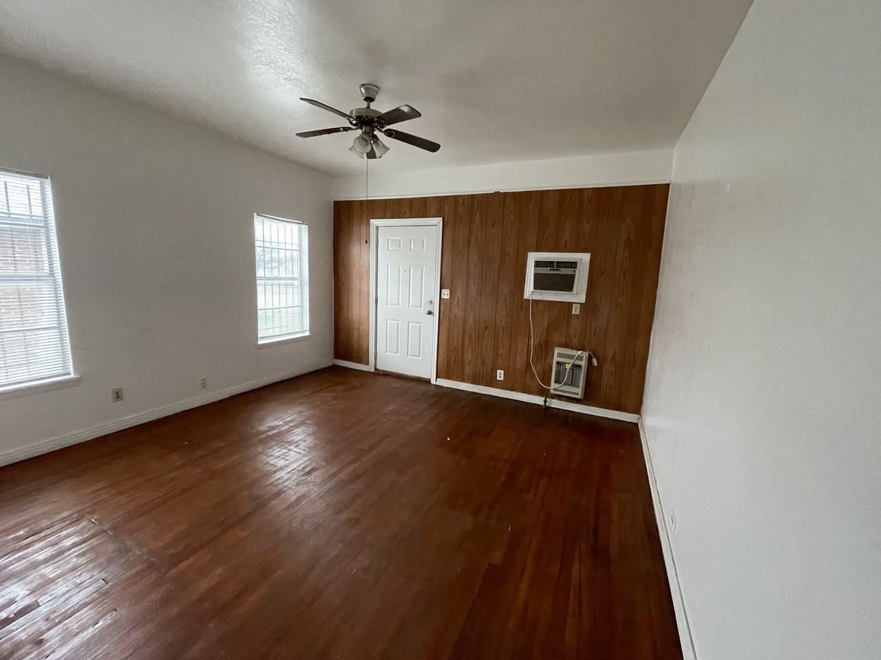 2122 Ave. G - B #B - Photo 2 of 6