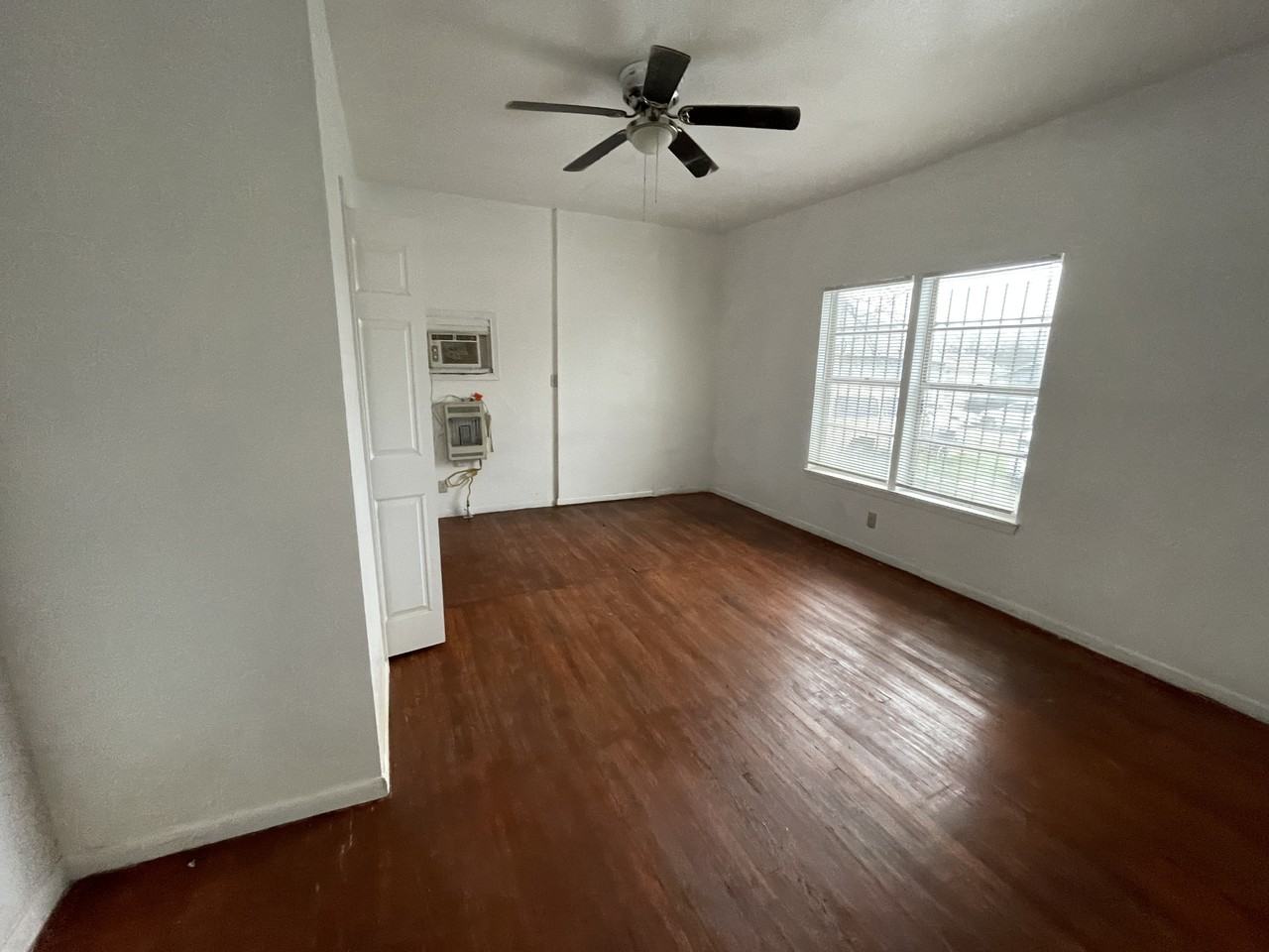 2122 Ave. G - B #B - Photo 5 of 6