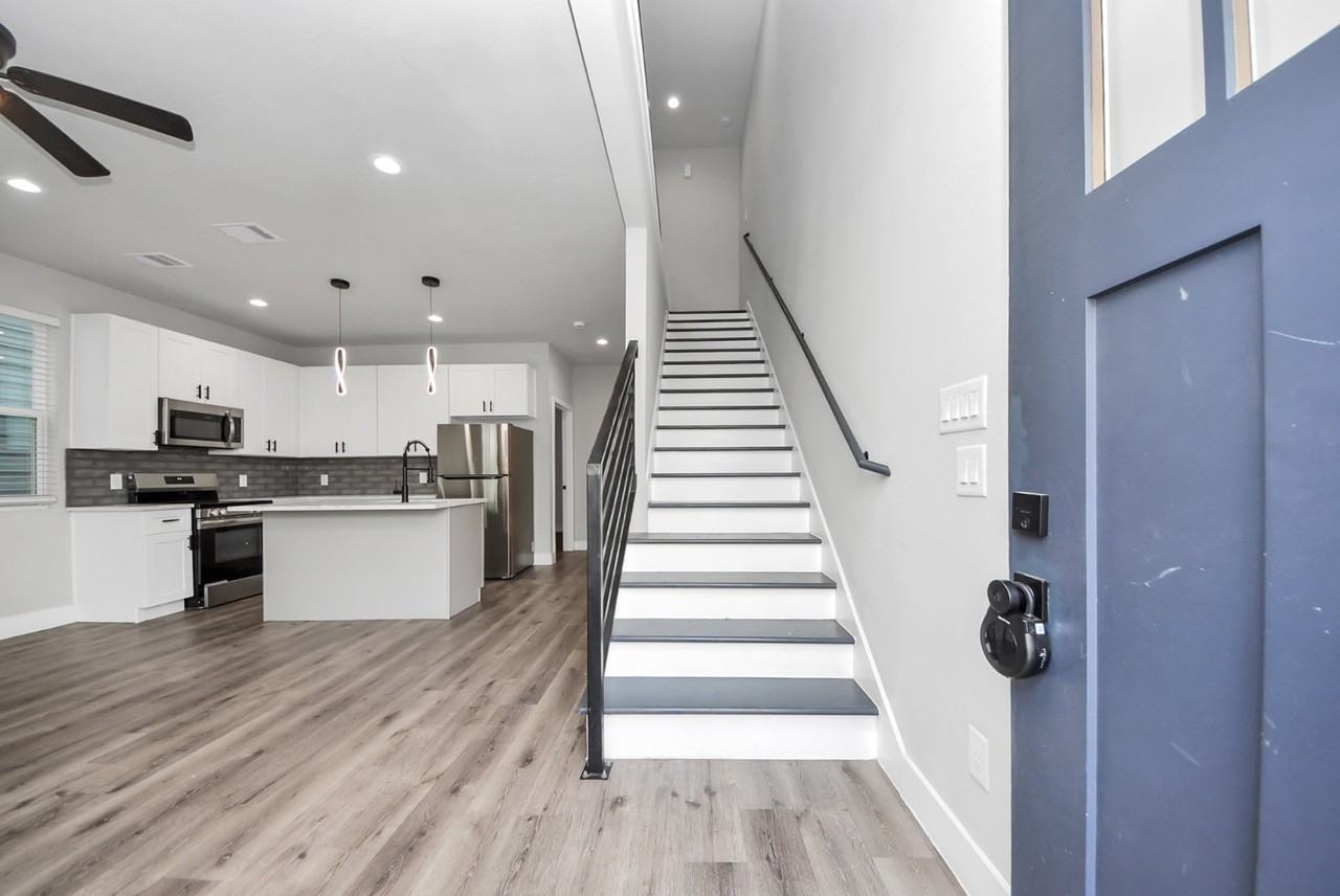 19104 Sears Dr - Photo 3 of 20