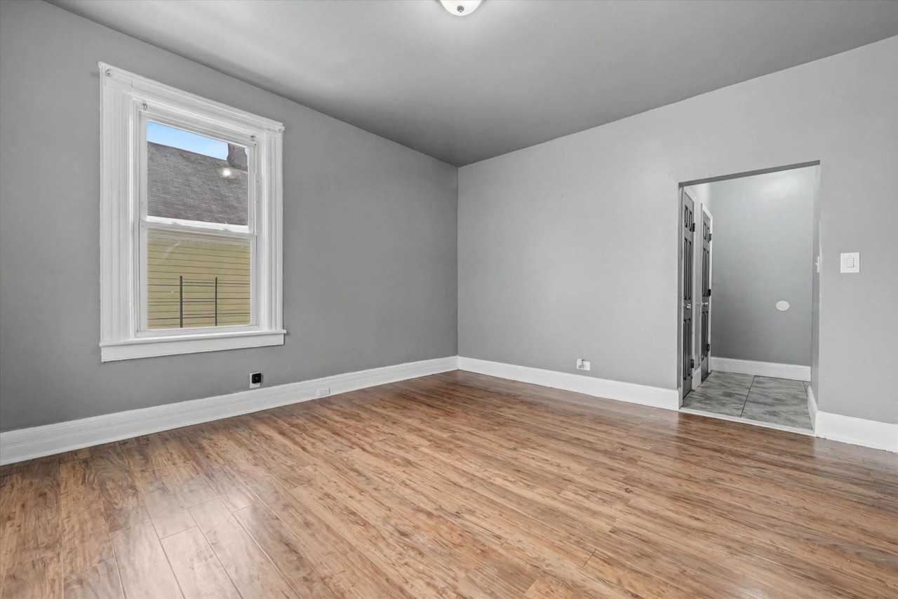 250 S 5th Ave - Photo 6 of 11