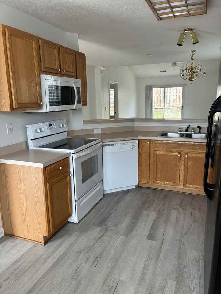 144 Huntington Cir #1 - Photo 2 of 18