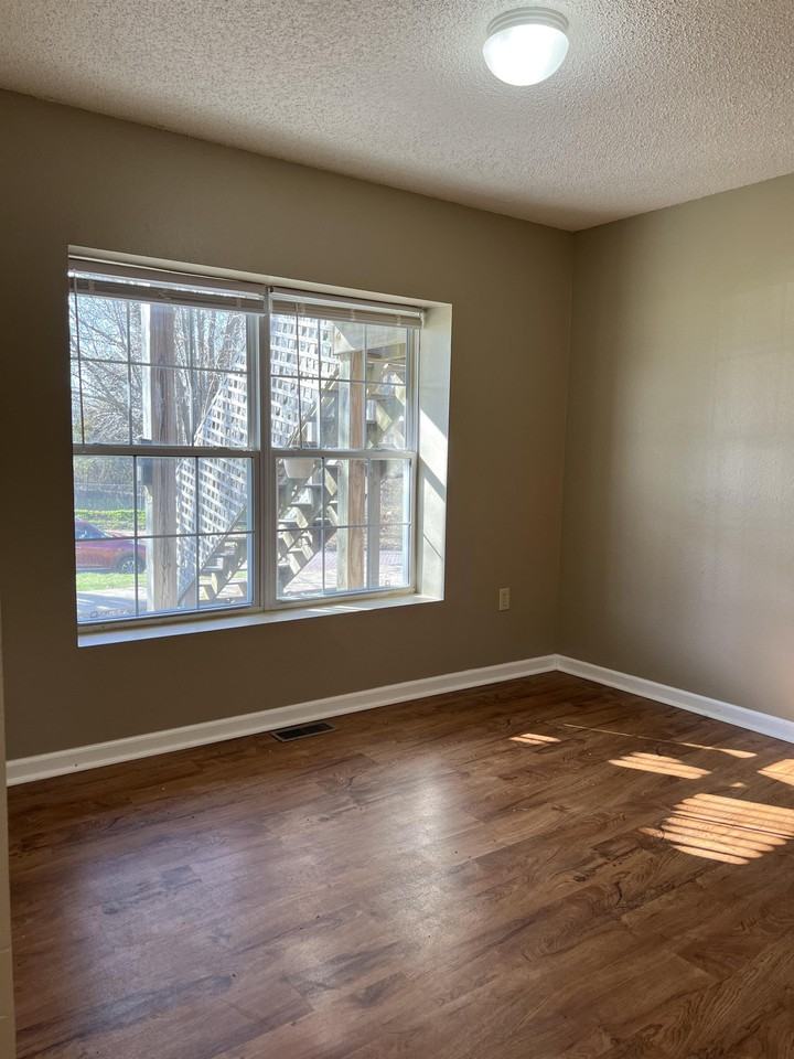 301 S Mulberry St #B - Photo 7 of 16